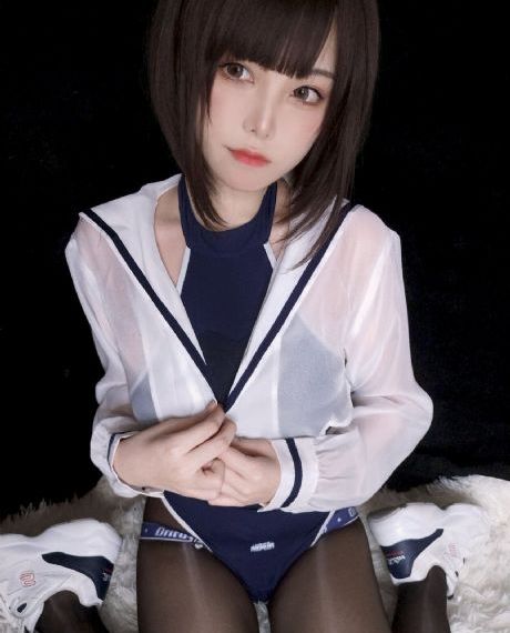 两位女王圣水调教小刚