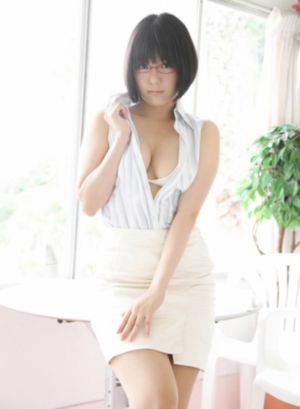 她唇之下